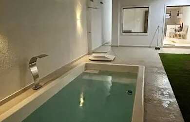 Imagem: A casa possui 2 Dormitórios, Acomodam 10 pessoas, 1 Vaga na