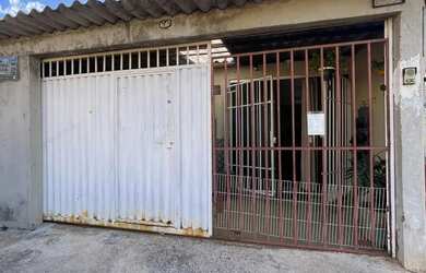 Imagem: A casa possui 2 Dormitórios, 1 Banheiro, 2 Vagas na garagem