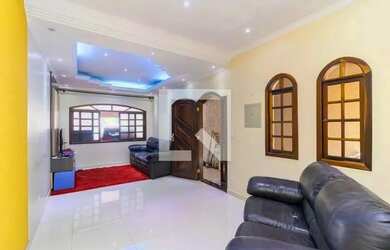 Imagem: A casa possui 3 Dormitórios, 4 Banheiros, 2 Vagas na garagem