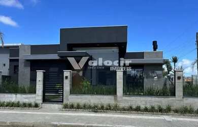 Imagem: A casa possui 3 Dormitórios, 2 Banheiros, 1 Vaga na garagem