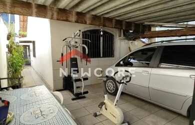 Imagem: A casa possui 2 Dormitórios, 1 Banheiro, 2 Vagas na garagem