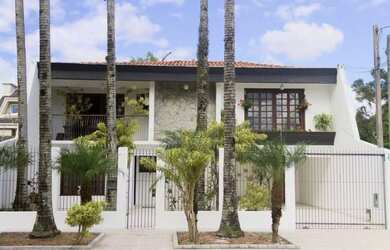 Imagem: A casa possui 5 Dormitórios, 3 Banheiros, 2 Vagas na garagem