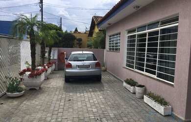 Imagem: A casa possui 3 Dormitórios, 3 Banheiros, 3 Vagas na garagem