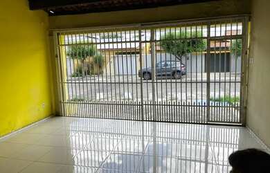 Imagem: A casa possui 2 Dormitórios, 2 Banheiros, 2 Vagas na garagem