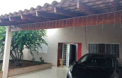 Imagem: A casa possui 2 Dormitórios, 2 Banheiros, 2 Vagas na garagem