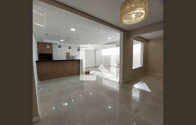 Imagem: A casa possui 3 Dormitórios, 1 Banheiro, 2 Vagas na garagem