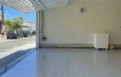 Imagem: A casa possui 3 Dormitórios, 2 Banheiros, 2 Vagas na garagem