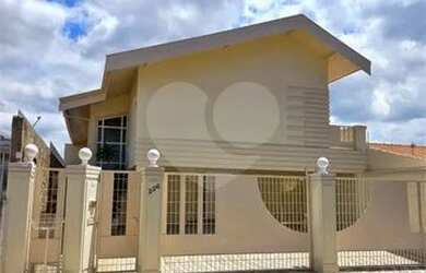 Imagem: A casa possui 4 Dormitórios, 4 Banheiros, 3 Vagas na garagem