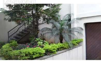 Imagem: A casa possui 4 Dormitórios, 4 Banheiros, 5 Vagas na garagem