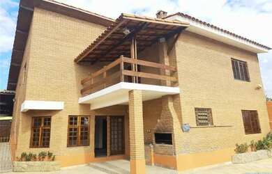 Imagem: A casa possui 3 Dormitórios, 2 Banheiros, 3 Vagas na garagem