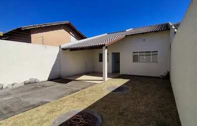 Imagem: A casa possui 3 Dormitórios, 2 Banheiros, 2 Vagas na garagem