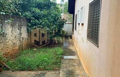 Imagem: A casa possui 2 Dormitórios, 1 Banheiro, 4 Vagas na garagem