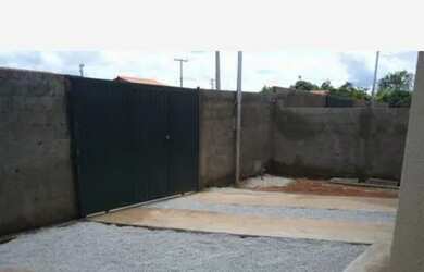 Imagem: A casa possui 2 Dormitórios, 1 Banheiro, 2 Vagas na garagem