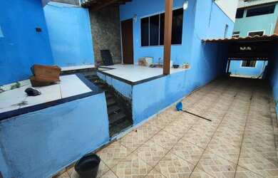 Imagem: A casa possui 4 Dormitórios, 5 Banheiros, 2 Vagas na garagem