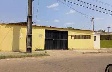 Imagem: A casa possui 2 Dormitórios, 1 Banheiro, 2 Vagas na garagem