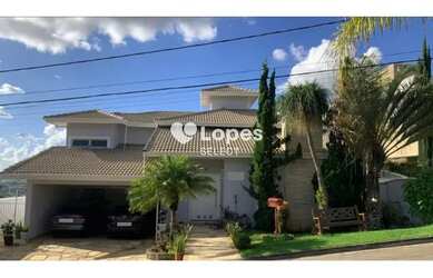 Imagem: A casa em condomínio possui 4 Dormitórios, 5 Banheiros, 2