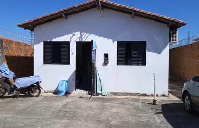 Imagem: A casa possui 2 Dormitórios, 1 Banheiro, 2 Vagas na garagem