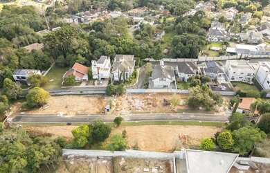 Imagem: O terreno possui 530m² de Área, Imóvel novo e está localizado