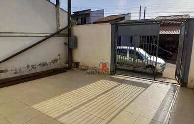 Imagem: A casa possui 2 Dormitórios, 1 Banheiro, 2 Vagas na garagem