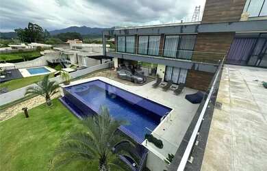 Imagem: A casa em condomínio possui 4 Dormitórios, 5 Banheiros, 4