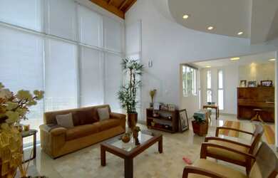 Imagem: A casa possui 3 Dormitórios, 5 Banheiros, 2 Vagas na garagem