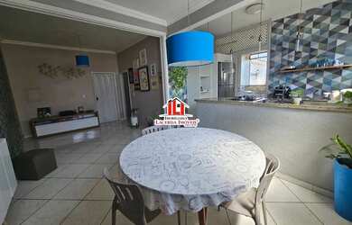 Imagem 9: Casa de Esquina no Dom Pedro 1 - Casa de esquina com um prédio