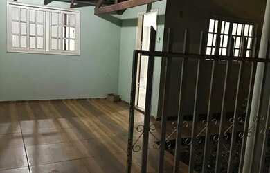 Imagem: A casa possui 2 Dormitórios, 1 Banheiro, 1 Vaga na garagem