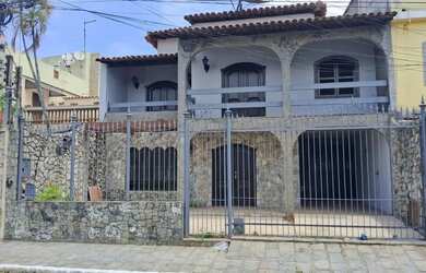 Imagem: A casa possui 4 Dormitórios, 4 Banheiros, 2 Vagas na garagem