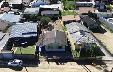 Imagem: A casa possui 2 Dormitórios, 1 Banheiro, 2 Vagas na garagem