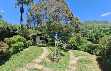 Imagem: A casa possui 4 Dormitórios, 2 Banheiros, 3 Vagas na garagem