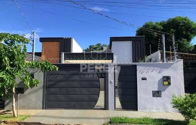 Imagem: A casa possui 3 Dormitórios, 2 Banheiros, 3 Vagas na garagem