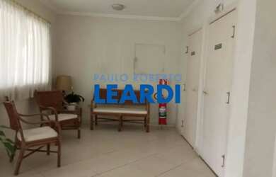 Imagem: O apartamento possui 1 Dormitório, 1 Banheiro, 1 Vaga na garagem