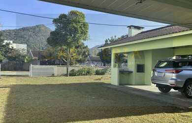 Imagem: A casa possui 3 Dormitórios, 2 Banheiros, 2 Vagas na garagem