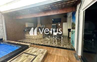 Imagem: A casa possui 3 Dormitórios, 2 Banheiros, 3 Vagas na garagem