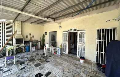 Imagem: A casa possui 4 Dormitórios, 3 Banheiros, 1 Vaga na garagem