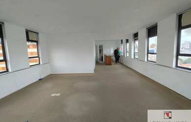 Imagem: O depósito possui 2 Vagas na garagem, 90m² de Área e está