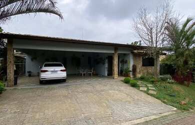 Imagem: A casa em condomínio possui 4 Dormitórios, 4 Banheiros, 404m²