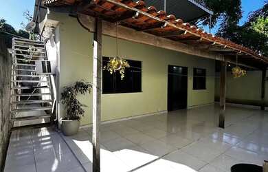 Imagem: A casa possui 4 Dormitórios, 4 Banheiros, 4 Vagas na garagem