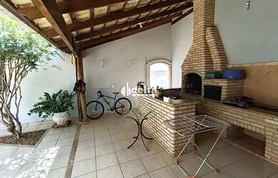 Imagem: A casa possui 5 Dormitórios, 3 Banheiros, 3 Vagas na garagem