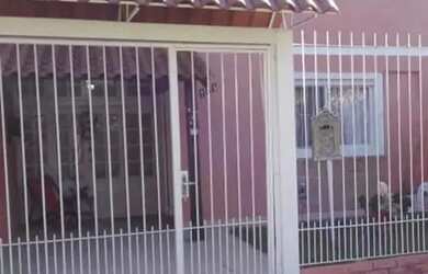 Imagem: A casa possui 3 Dormitórios, 2 Banheiros, 2 Vagas na garagem