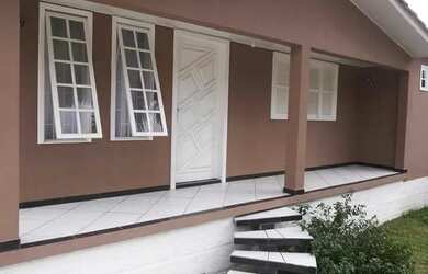 Imagem: A casa possui 3 Dormitórios, 2 Banheiros e 450m² de Área