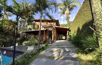 Imagem: A casa possui 3 Dormitórios, 2 Banheiros, 2 Vagas na garagem