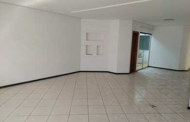 Imagem: A casa possui 4 Dormitórios, 4 Banheiros, 4 Vagas na garagem