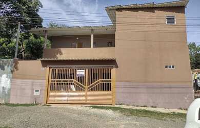 Imagem: A casa possui 4 Dormitórios, 1 Banheiro, 2 Vagas na garagem