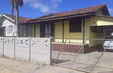 Imagem: A casa possui 2 Dormitórios, 1 Banheiro, 2 Vagas na garagem