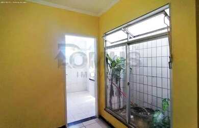 Imagem: A casa possui 2 Dormitórios, 1 Banheiro, 4 Vagas na garagem