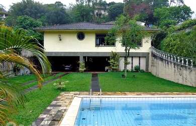 Imagem: A casa possui 4 Dormitórios, 4 Banheiros e 240m² de Área