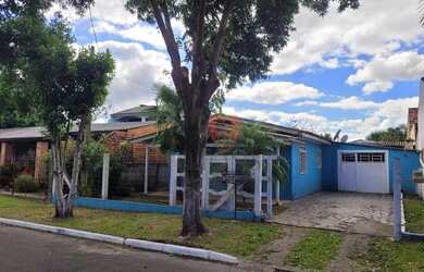 Imagem: A casa possui 3 Dormitórios, 2 Banheiros, 2 Vagas na garagem