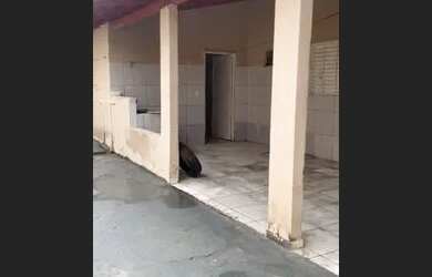 Imagem: A casa possui 2 Dormitórios, 1 Banheiro, 2 Vagas na garagem