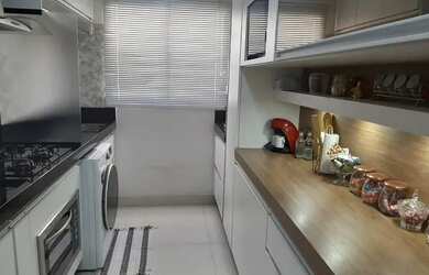 Imagem: O apartamento possui 2 Dormitórios, 1 Banheiro, 1 Vaga na garagem